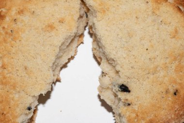 Çok yanmış bir ekmek rulosu ya da ikiye bölünmüş tost. Yakın çekim dokusu.