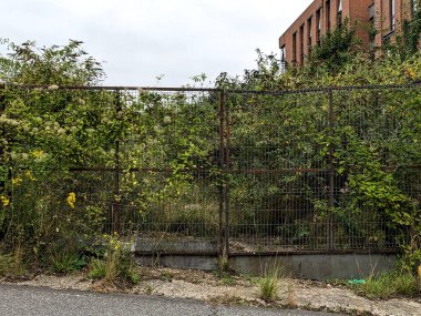 Metal Kapılar, Mülkiyet Arazisi Yapımı İçin Kullanılmayan Terk Edilmiş Araziyi Koruyor