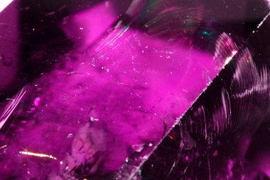 Putple Blue Rainbow 'da yer alan Bir Kaya Kristalinin Kapanışı