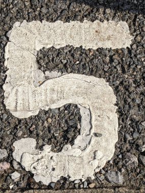 Sıkıntılı Durum Tipografisi 'nde Yazılı Sözcükler 5 Numara Bulundu