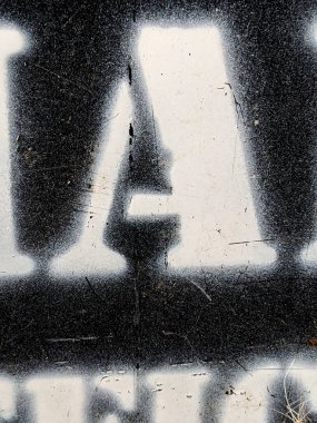 Sıkıntılı Durum Tipografisinde Yazılan Sözcükler Bir Harf Buldu