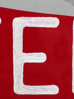 Sıkıntılı Durum Tipografisi ile Yazılan Sözcükler E Harfi Bulundu