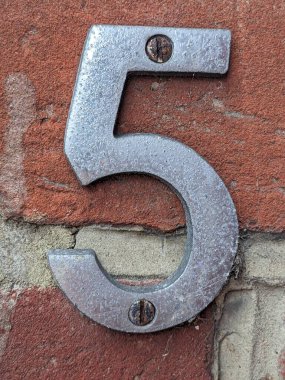 Sıkıntılı Durum Tipografisi ile Yazılan Sözcükler Beş Beş Numara Buldu