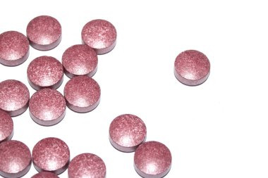 İlaç tedavisi için beyaz zemin üzerinde vitamin kapsülleri ve haplar.