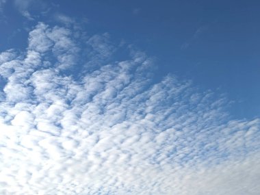 Mavi Gökteki Büyük Beyaz Kabarık Bulutlar Güzel Whispy çizgileriyle Soyut Gökyüzü