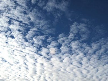 Mavi Gökteki Büyük Beyaz Kabarık Bulutlar Güzel Whispy çizgileriyle Soyut Gökyüzü