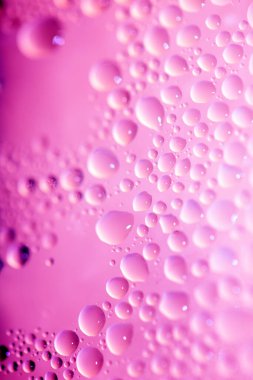 Su Yoğunlaşması Küçük Köpükler Cam Pembe Pencere Üzerinde Nem Kapat