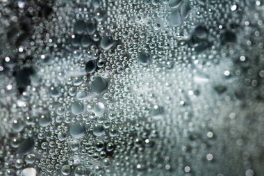 Bir Pencere Suyu Arkaplanındaki Yoğunlaşma Baloncuklarının ve İşaretlerinin Kapanışı