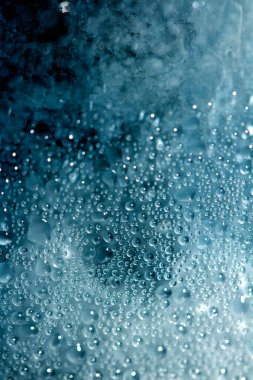 Bir Pencere Suyu Arkaplanındaki Yoğunlaşma Baloncuklarının ve İşaretlerinin Kapanışı