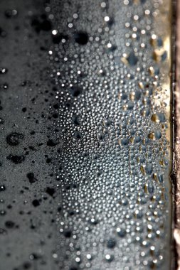 Bir Pencere Suyu Arkaplanındaki Yoğunlaşma Baloncuklarının ve İşaretlerinin Kapanışı