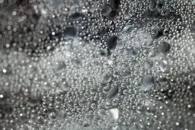 Bir Pencere Suyu Arkaplanındaki Yoğunlaşma Baloncuklarının ve İşaretlerinin Kapanışı