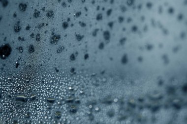 Bir Pencere Suyu Arkaplanındaki Yoğunlaşma Baloncuklarının ve İşaretlerinin Kapanışı