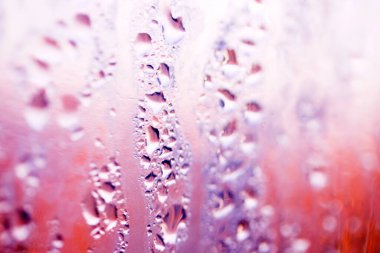 Arkaplan İçin Kırmızı Pembe Işıltıda Cam Üzerine Şiddetli Yağmur Damlaları