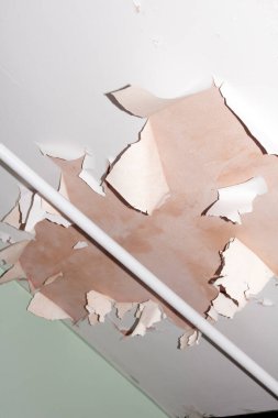 Hasarlı Çırpınma ve Düşen Boya Islak Banyo 'da Tavana Düşme