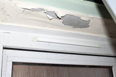 Hasarlı Çırpınma ve Düşen Boya Islak Banyo 'da Tavana Düşme