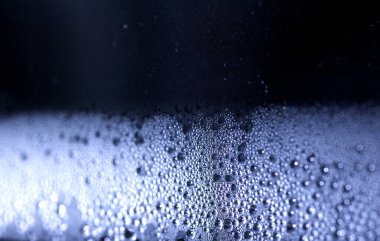 Mavi Yağmur Damlaları Islak Gün Özgeçmişinde Pencereden Akıyor