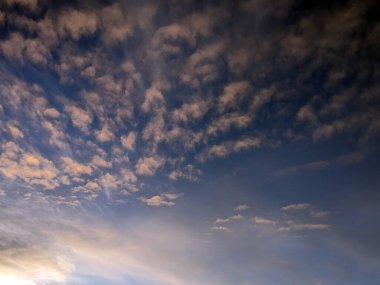 Koyu Huysuz Bulutlu Mavi Ve Kızıl Gök Günbatımında Yağmurlu Bulutlarda
