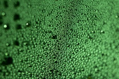 Yüzen Sıvı Su Kabarcıklarının ve Yağmur Damlalarının Üzerinde Yüzen Yoğunlaşmayı Kapat