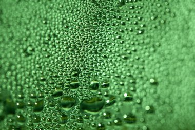 Yüzen Sıvı Su Kabarcıklarının ve Yağmur Damlalarının Üzerinde Yüzen Yoğunlaşmayı Kapat