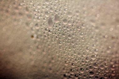 Yüzen Sıvı Su Kabarcıklarının ve Yağmur Damlalarının Üzerinde Yüzen Yoğunlaşmayı Kapat