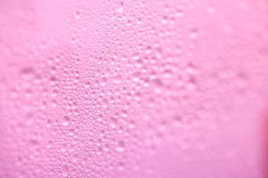 Yüzen Sıvı Su Kabarcıklarının ve Yağmur Damlalarının Üzerinde Yüzen Yoğunlaşmayı Kapat