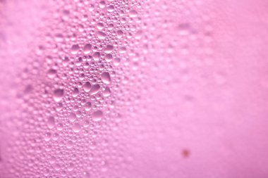 Yüzen Sıvı Su Kabarcıklarının ve Yağmur Damlalarının Üzerinde Yüzen Yoğunlaşmayı Kapat