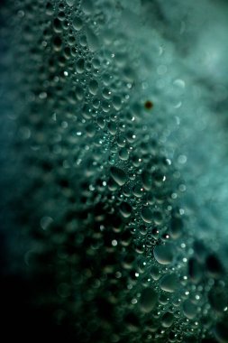 Yüzen Sıvı Su Kabarcıklarının ve Yağmur Damlalarının Üzerinde Yüzen Yoğunlaşmayı Kapat