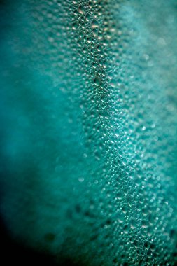 Yüzen Sıvı Su Kabarcıklarının ve Yağmur Damlalarının Üzerinde Yüzen Yoğunlaşmayı Kapat