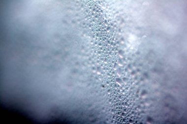 Yüzen Sıvı Su Kabarcıklarının ve Yağmur Damlalarının Üzerinde Yüzen Yoğunlaşmayı Kapat