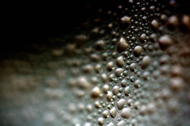 Yüzen Sıvı Su Kabarcıklarının ve Yağmur Damlalarının Üzerinde Yüzen Yoğunlaşmayı Kapat