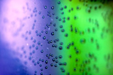 Yüzen Sıvı Su Kabarcıklarının ve Yağmur Damlalarının Üzerinde Yüzen Yoğunlaşmayı Kapat