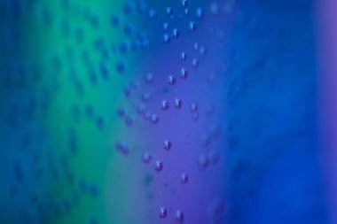 Yüzen Sıvı Su Kabarcıklarının ve Yağmur Damlalarının Üzerinde Yüzen Yoğunlaşmayı Kapat