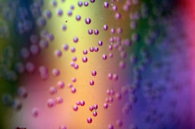 Yüzen Sıvı Su Kabarcıklarının ve Yağmur Damlalarının Üzerinde Yüzen Yoğunlaşmayı Kapat