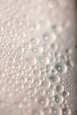 Yüzen Sıvı Su Kabarcıklarının ve Yağmur Damlalarının Üzerinde Yüzen Yoğunlaşmayı Kapat
