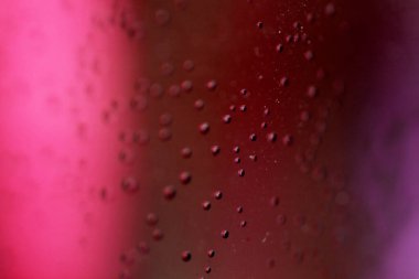 Yüzen Sıvı Su Kabarcıklarının ve Yağmur Damlalarının Üzerinde Yüzen Yoğunlaşmayı Kapat