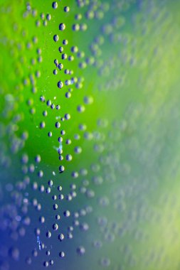 Yüzen Sıvı Su Kabarcıklarının ve Yağmur Damlalarının Üzerinde Yüzen Yoğunlaşmayı Kapat