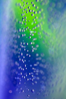 Yüzen Sıvı Su Kabarcıklarının ve Yağmur Damlalarının Üzerinde Yüzen Yoğunlaşmayı Kapat