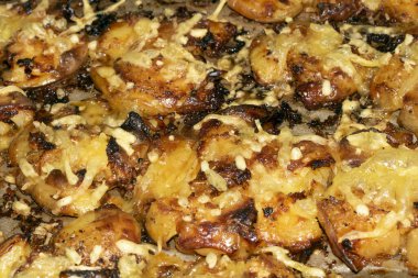 Altın Kavrulmuş Ezilmiş veya Ezilmiş Patates Tepsisine Kapalı