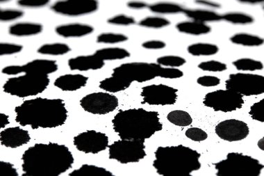 Siyah Dağınık Yaratıcı Mürekkep lekeleri, lekeler ve mürekkep lekeleri Beyaz Arkaplana Kapanıyor