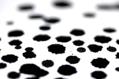 Siyah Dağınık Yaratıcı Mürekkep lekeleri, lekeler ve mürekkep lekeleri Beyaz Arkaplana Kapanıyor