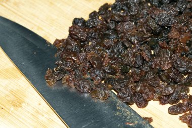 Doğranmış Saltanas Kuru Üzümünü Bıçakla Kesme Tahtasında Kapat