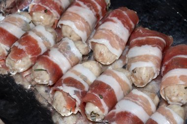 Domuzlar battaniyeye sarılmış et pastırması ve sosis