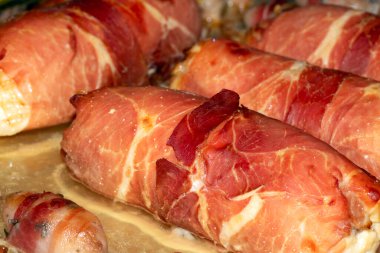 Domuzlar battaniyeye sarılmış et pastırması ve sosis