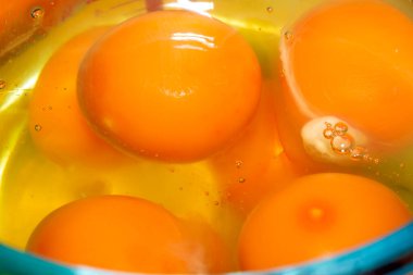 Yumurta sarısı yumurtalı cam kavanozda çiğ yumurta.