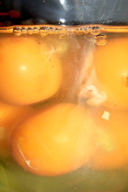 Yumurta sarısı yumurtalı cam kavanozda çiğ yumurta.