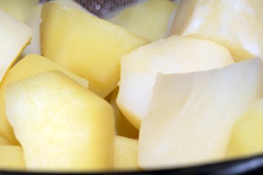 Küplerdeki Doğranmış Çiğ Patateslerin Kapanışı