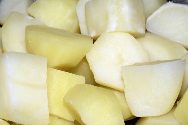 Küplerdeki Doğranmış Çiğ Patateslerin Kapanışı