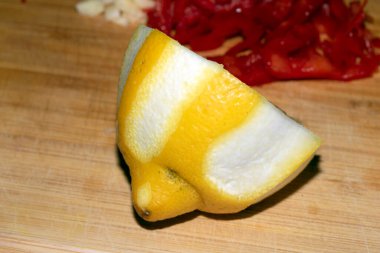 Dilimleme tahtasının ikiye bölünmüş limon kesimini kapat