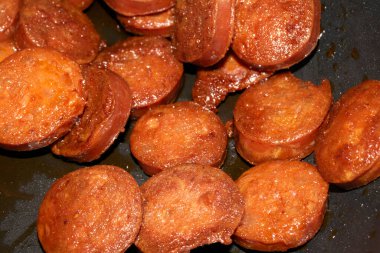 Doğranmış Chorizo 'nun Yakın Çekimi Pişirilmiş Et Küpleri