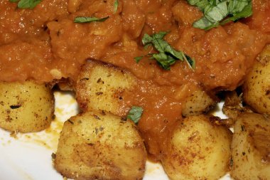 Porato Tapas 'a yakın fırınlanmış domates auce Bravas